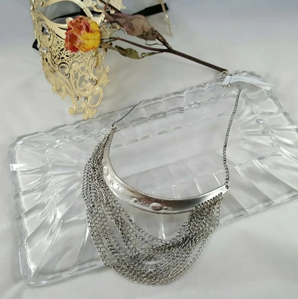 Rustic Style Necklace W/ Metal Plate Décor & Drape